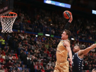 Présenté pour la première fois comme une épreuve officielle de remise de médailles aux Jeux olympiques d&#039;été de Berlin en 1936, le basket-ball s&#039;est joué en extérieur sous une pluie battante, les États-Unis battant le Canada 19-8