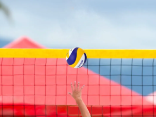 Sport olympique depuis 1996, le beach-volley a vu le jour à Hawaï en 1915 et a gagné en popularité au niveau international grâce à ses matchs pleins d&#039;énergie et à ses qualités athlétiques