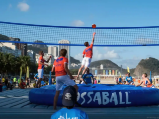 Боссабол, зародившийся в Бразилии, представляет собой динамичный вид спорта, включающий элементы волейбола, футбола и акробатики