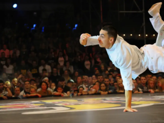 Le breakdance, dont l&#039;inclusion aux Jeux olympiques de Paris 2024 a marqué un moment important, amenant la danse de ses racines underground à la scène mondiale