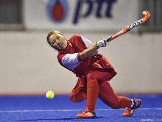 La version moderne du hockey sur gazon a commencé à prendre forme dans les îles britanniques au cours du Moyen Âge et a ensuite été introduite dans des pays comme l&#039;Inde, l&#039;Irlande et l&#039;Écosse