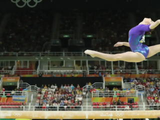 Les gymnastes sont jugées sur la difficulté, l&#039;exécution et l&#039;art de leurs routines, ce qui fait de la poutre une vitrine d&#039;habileté, de précision et de grâce