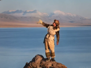 Desarrollando un estrecho v&iacute;nculo entre el hombre y el ave rapaz, los kazajos han cazado a caballo con &aacute;guilas reales adiestradas durante siglos