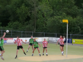 Корфбол, изобретенный голландским школьным учителем, представляет собой уникальный смешанный командный вид спорта, сочетающий в себе элементы баскетбола, нетбола и гандбола