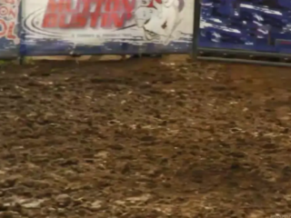 Le mutton busting, l&#039;un des temps forts du rodéo, consiste à faire monter de jeunes enfants sur des moutons. Les enfants s&#039;affrontent pour savoir qui restera le plus longtemps sur le mouton