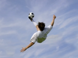 Avec un attrait mondial écrasant, le football continue de se développer avec une base de joueurs et de supporters toujours plus grande, ce qui en fait le sport le plus populaire au monde