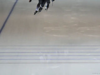 La persecuci&oacute;n por equipos, compuesta por equipos de tres patinadores, ofrece competiciones emocionantes y finales dram&aacute;ticos, lo que la convierte en uno de los eventos m&aacute;s destacados de las competiciones de patinaje de velocidad de todo el mundo