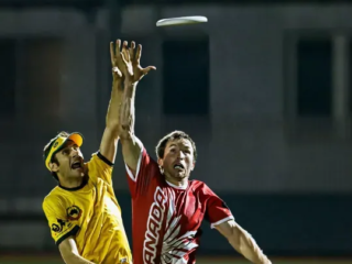 Ultimate Frisbee, или «Ultimate», — это динамичный и захватывающий вид спорта, требующий атлетизма, командной работы, умелого метания диска и его ловли