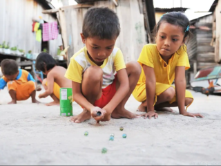Apprécié par les enfants du monde entier, le jeu de billes encourage la coordination œil-main, la stratégie et l&#039;interaction sociale entre les joueurs