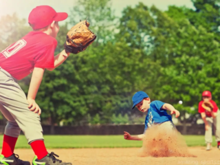 Le sport du « pickle », dans lequel les joueurs courent d&#039;une base à l&#039;autre sans être touchés par l&#039;équipe sur le terrain, est un jeu d&#039;été amusant et actif joué par les enfants