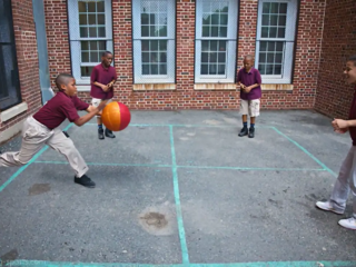 Four Square, un jeu de terrain de jeu classique apprécié par les enfants du monde entier, est rapide et encourage l&#039;agilité, la coordination œil-main et la réflexion rapide