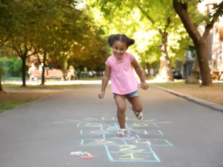 La marelle, à la fois amusante et éducative, favorise l&#039;équilibre et la coordination et constitue un jeu de plein air intemporel joué par les enfants depuis des générations