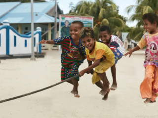 Le jeu de traction sur corde pour enfants, également connu sous le nom de tir à la corde, est une activité de plein air classique qui favorise le travail d&#039;équipe, la coopération et la force physique chez les enfants