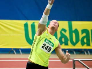 Le lancer du poids est un sport olympique passionnant qui teste la puissance explosive, la précision et la technique des athlètes alors qu&#039;ils propulsent une sphère en métal lourd dans les airs sur une distance maximale