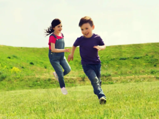 &quot;Tag&quot;, apprécié par les enfants du monde entier, est un jeu classique dans lequel un ou plusieurs joueurs se poursuivent et tentent de se toucher (&quot;tag&quot;)