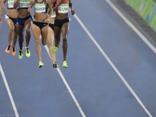 Le 800 mètres, qui met en valeur l&#039;athlétisme, la détermination et les prouesses stratégiques des coureurs, a été inclus dans les premiers Jeux Olympiques modernes, organisés à Athènes en 1896.