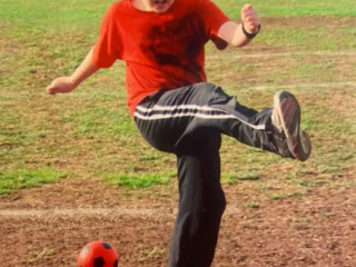 Le kickball, un jeu amusant et actif qui favorise la coordination et le travail d&#039;équipe, est un jeu d&#039;enfants populaire similaire au baseball, mais joué avec une grosse balle en caoutchouc qui est frappée au lieu d&#039;être frappée avec une batte