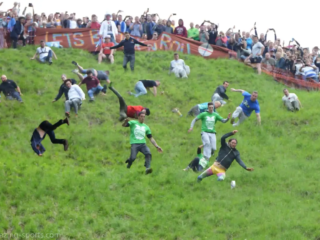 Гонка на сырном колесе, проводимая на Куперс-Хилл (Англия), крутом склоне холма с уклоном 45 %, представляет собой культурный феномен, сочетающий в себе традиции, атлетизм и нотку эксцентричности