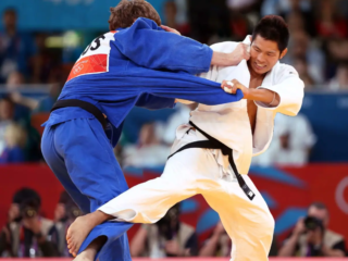 Le judo (柔道 « voie douce »), un art martial fondé par l&#039;éducateur japonais Kanō Jigorō, a été inclus pour la première fois aux Jeux Olympiques en 1964 lorsque Tokyo a accueilli les Jeux olympiques d&#039;été.