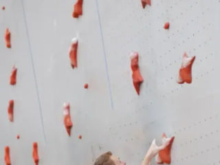 L&#039;escalade de vitesse est un sport passionnant où les concurrents sprintent sur un mur vertical, faisant preuve d&#039;une force, d&#039;une agilité et d&#039;une précision incroyables dans une course contre la montre