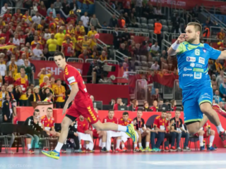 Le handball est un sport de balle olympique dynamique où des équipes de sept joueurs passent, dribblent et tirent pour surpasser leurs adversaires, alliant vitesse, habileté et travail d&#039;équipe dans un jeu rapide