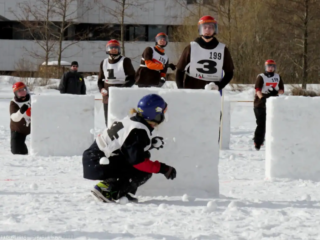 Юкигассен — захватывающая японская игра в снежки, в которой команды соревнуются в стремительных сражениях, сочетая стратегию, ловкость и командную работу, чтобы захватить флаг противника, уклоняясь от снежков