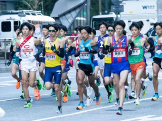 Экиден — захватывающая японская эстафета на длинную дистанцию, в которой команды бегунов преодолевают перекладину, называемую тасуки, в драматическом испытании на выносливость, командную работу и скорость