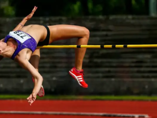 Le Fosbury Flop, introduit par Dick Fosbury aux Jeux olympiques de 1968, a révolutionné le sport passionnant du saut en hauteur et est la technique dominante utilisée aujourd&#039;hui