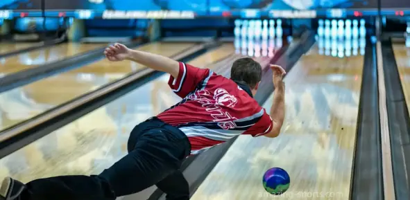 Bowling Le bowling a une riche histoire remontant à plus de 5 000 ans, avec des origines dans l'Égypte ancienne et évoluant vers un sport de précision et de puissance, combinant stratégie, exactitude et finesse