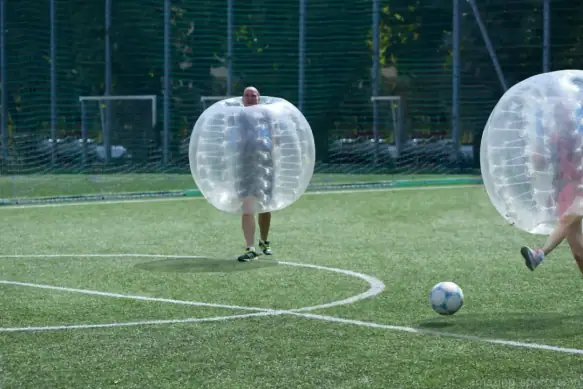 Bubble Football Le Bubble Football est un sport humoristique et plein d'action où les joueurs portent des combinaisons gonflables et rebondissent, se cognent et dégringolent tout au long d'un match de football chaotique