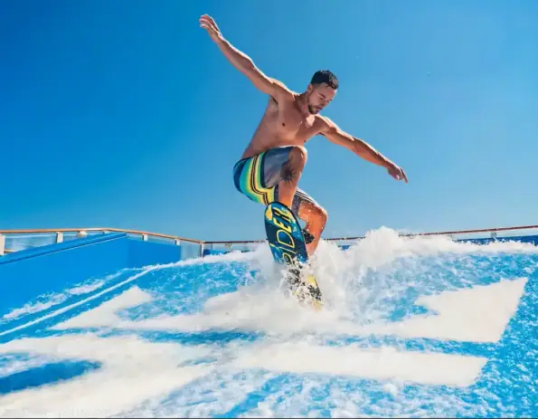 Flowriding Le Flowriding est un sport aquatique passionnant qui combine des éléments de surf, de wakeboard et de bodyboard alors que les athlètes exécutent des figures sur une vague simulée à grande vitesse