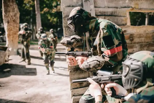 Paintball Le paintball est un sport extrême intense et plein d'action où les joueurs s'engagent dans des combats stratégiques et tactiques dans des arènes palpitantes et pleines d'adrénaline
