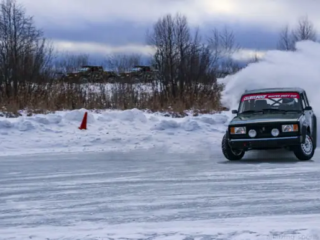 Courses automobiles sur glace sibériennes Les courses automobiles sur glace sibériennes se sont développées dans les régions reculées et glaciales de la Russie au cours du XXe siècle, où des pilotes s'affrontaient au volant de voitures robustes et modifiées sur des rivières et des lacs gelés, transformant ainsi les conditions hivernales extrêmes en un sport automobile palpitant et à grande vitesse