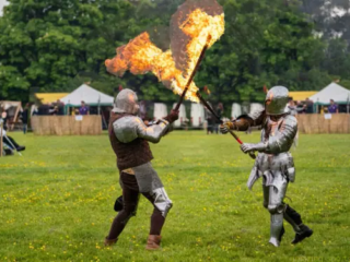 Chevaliers combattant avec des épées enflammées Les légendes et les récits théâtraux du Moyen Âge et des périodes ultérieures décrivent des chevaliers anglais maniant parfois des épées enflammées lors de joutes et de combats mis en scène, mêlant ainsi symbolisme chevaleresque et spectacle